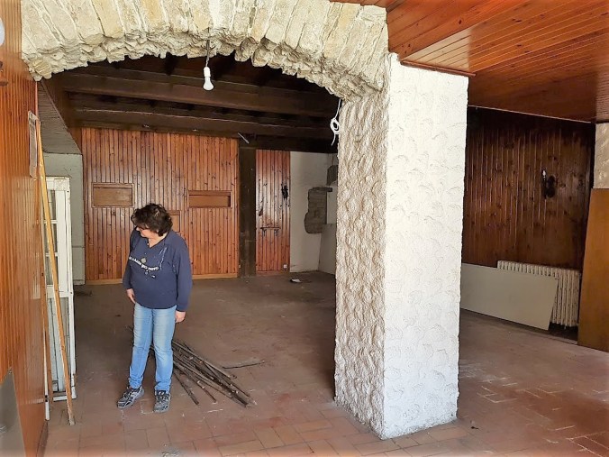 husfru inspekterar städning