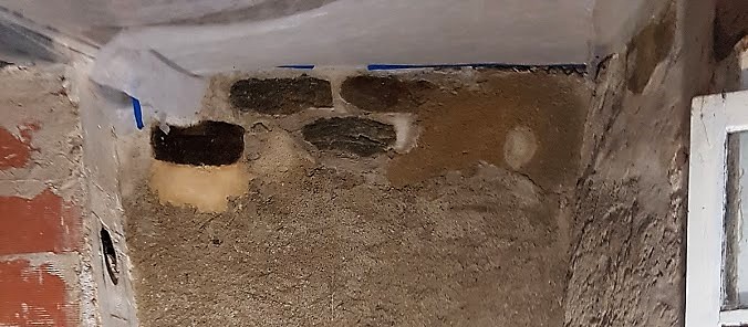 mur avec pierre visibles