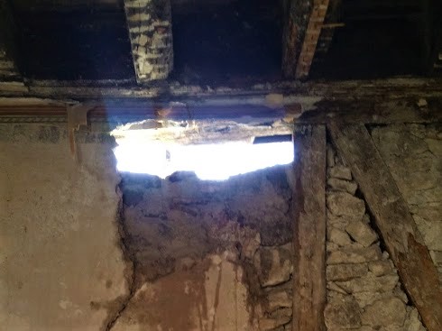 Salen andreaskors hål vägg